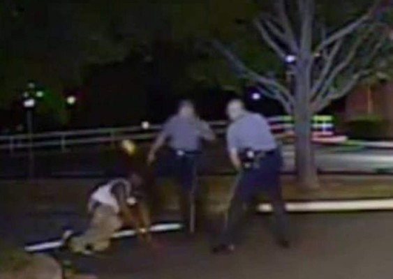 Video: Policía propina una brutal patada a un afroamericano