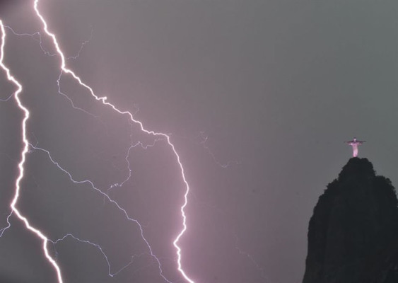 Rayo alcanza al Cristo Redentor de Río y daña un dedo de su mano derecha