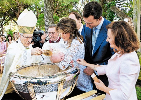 La infanta Sofía recibe las aguas bautismales
