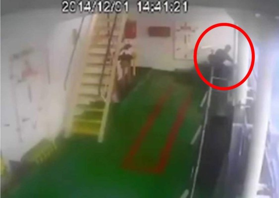 Momentos en que los dos marinos inspeccionaban el lugar, sin imaginarse lo que les pasaría después. Foto YouTube.