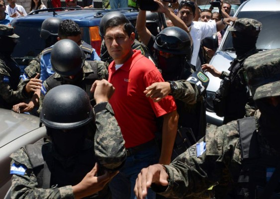 Oficial de la Policía de Honduras atrincherado abandona su casa