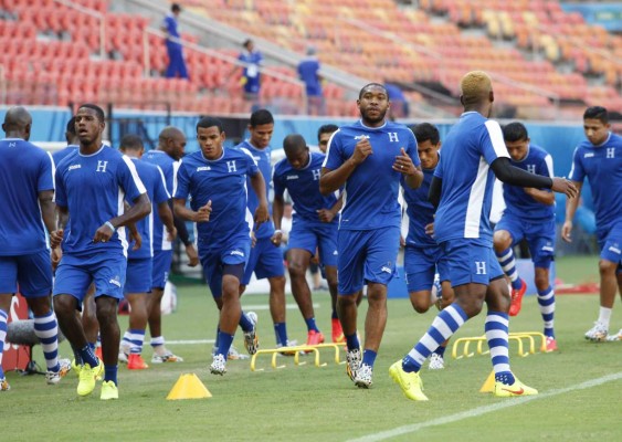 Honduras reconoce la cancha del estadio Arena de Amazonia