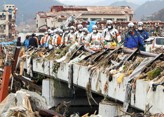Huyen de catástrofe radioactiva en Japón