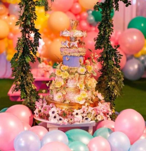 Kylie Jenner y Travis Scott endulzaron aún más la celebración del cumpleaños de su hija con un pastel de carrusel mágico que en realidad daba vueltas.