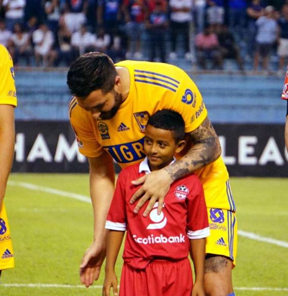 Gignac le hizo pasar un momento especial al pequeño con el que salió al campo.