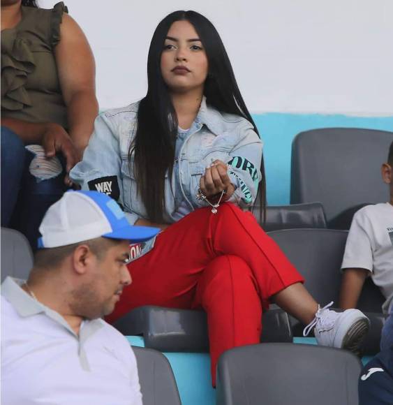 La siempre bella Stephanie Lobo, novia del jugador del Olancho FC, Cristian Cálix, asistió al estadio Nacional Chelato Uclés.