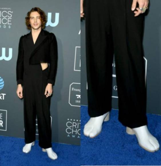 El actor Cody Fern volvió a usar sus polémicos zapatos de 'cabro', los que acompañó con un traje hecho de retazos. Terrible.