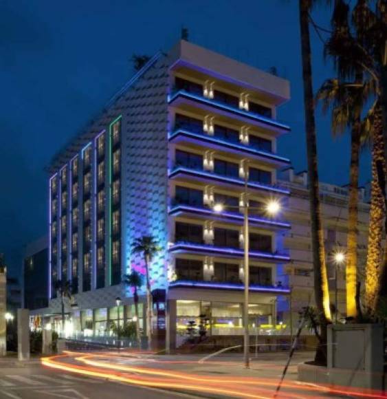Messi compró el hotel MiM de Sitges de Barcelona, de cuatro estrellas, con de 77 habitaciones y ubicado en el número 12 de la avenida Sofía de la localidad, muy cerca de la playa en España.