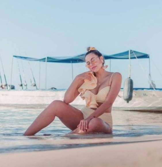 Ana Alvarado, mejor conocida como Lipstickfables, estuvo días atrás en Roatán y robó suspiros entre sus más de 500 mil seguidores en Instagram al compartir esta foto en bikini.