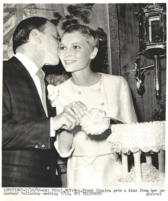 Frank Sinatra y Mia Farrow. El cantante de “My Way” y la actriz de “Rosemary’s Baby” se casaron en una ceremonia privada en Las Vegas en junio de 1966. Sinatra y Farrow terminarían su relación en agosto de 1968.