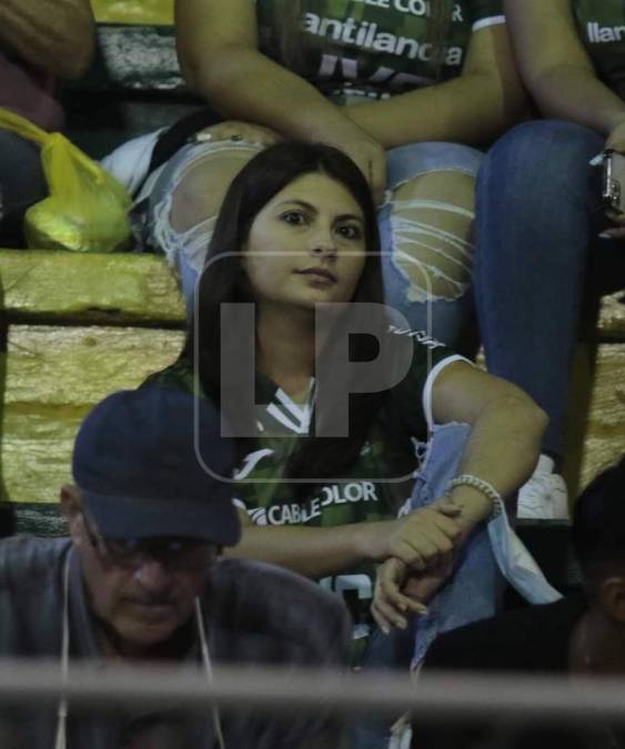 ¡Muñeca! Una joven que cautivó en las graderías del estadio Humberto Micheletti de El Progreso.