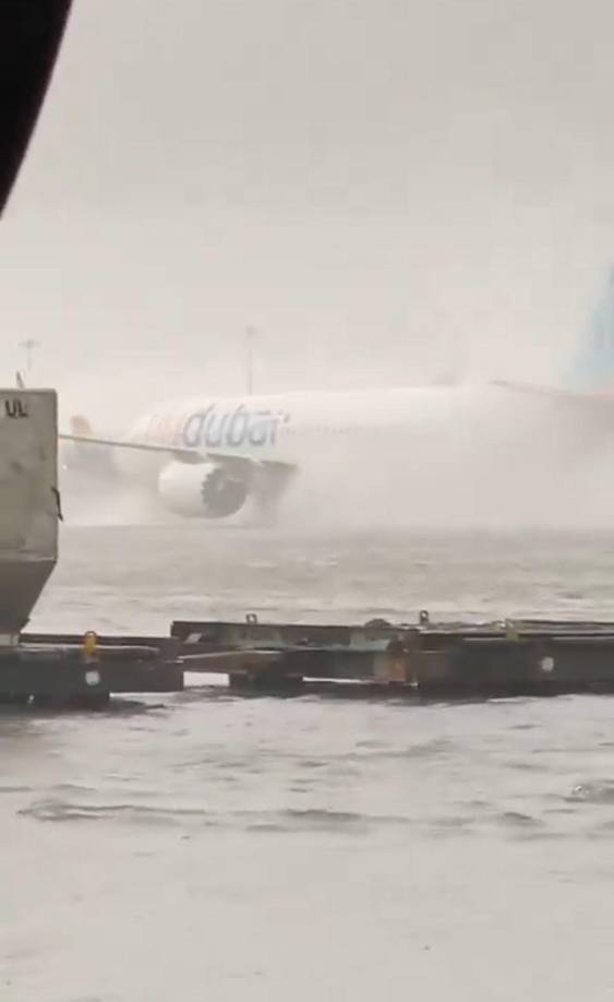 “También se ha ordenado a las escuelas privadas de Dubái que continúen con el aprendizaje a distancia mañana. Se insta a las entidades del sector privado a adoptar mañana el trabajo remoto y tomar todas las medidas necesarias para garantizar la seguridad de todos”, se indica en la nota.