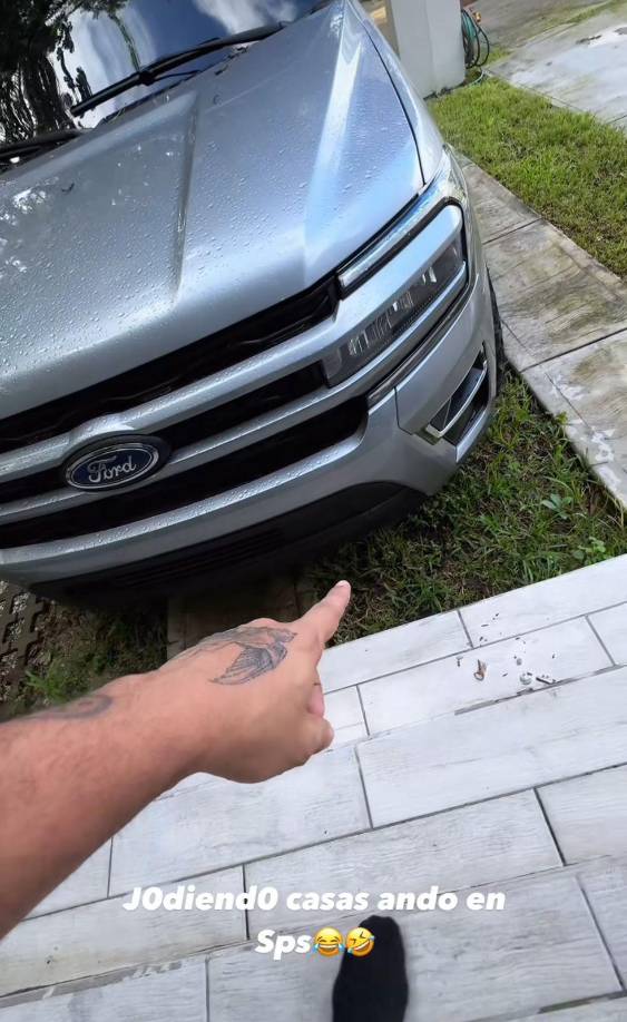 Señalando su vehículo y relatando los hechos, el influencer hondureño destacó en sus historias “Jodi....casa en SPS ando”.
