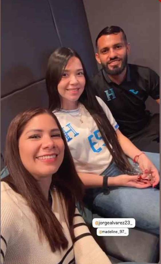 Jorge Álvarez, titular ante México, recibió la visita de su bella esposa Madeline Ordóñez (centro) después del partido.