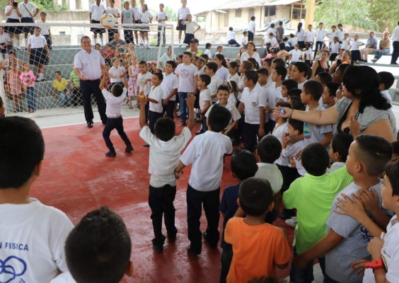 Luchan para reducir índice de analfabetismo en La Lima