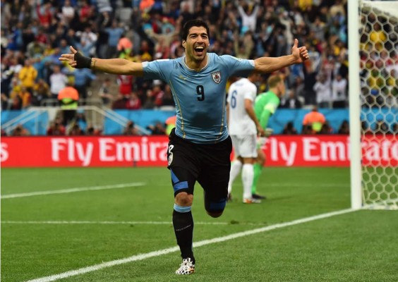 Luis Suárez resucita a Uruguay y lanza a la lona a Inglaterra
