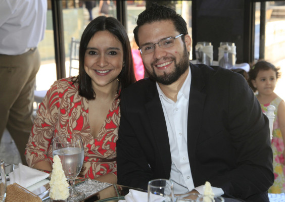 Gabriel Joya y Alessia Cartoni son bautizados