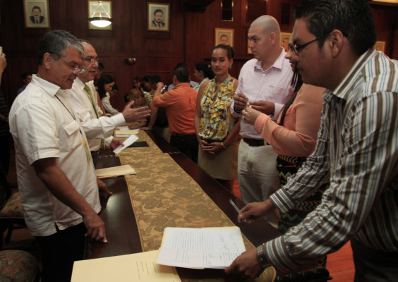 Casi casa a homosexuales en una ceremonia pública