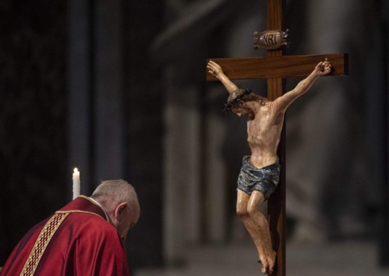 Papa ruega que el mundo vea la cruz de los migrantes