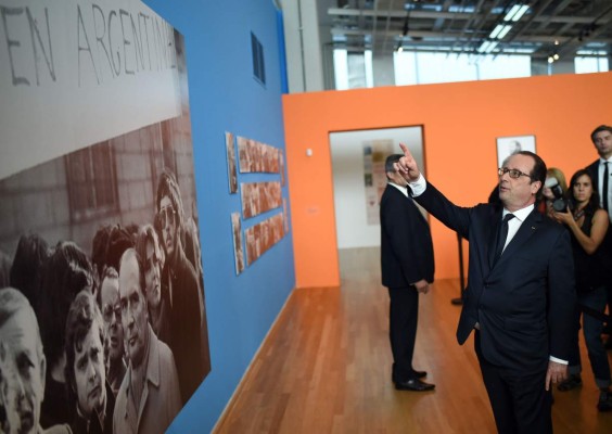Hollande rinde homenaje a víctimas de dictadura argentina