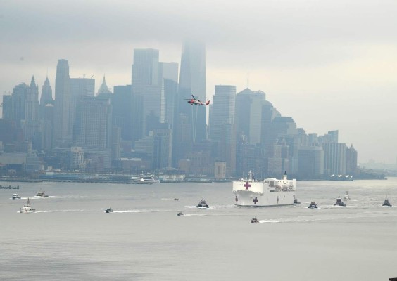 Buque hospital llega a Nueva York para reforzar lucha contra coronavirus