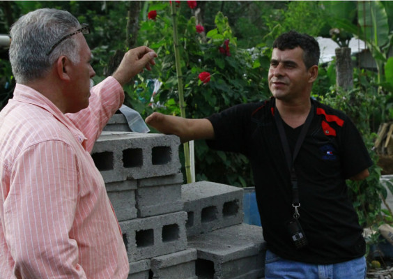 El constructor sin manos, un hondureño ejemplo de coraje
