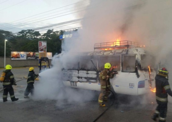 Cuatro hombres encapuchados incendian un bus en San Pedro Sula
