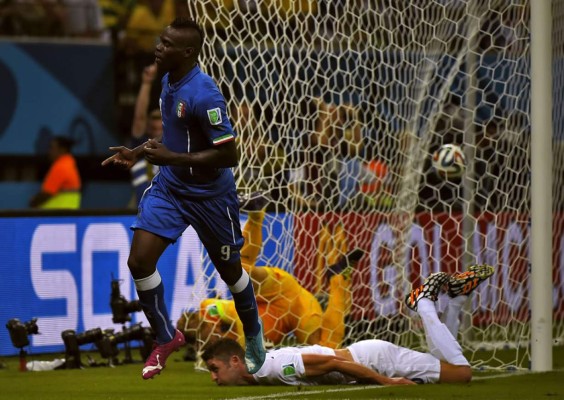 Italia se queda con el clásico mundialista gracias a Balotelli
