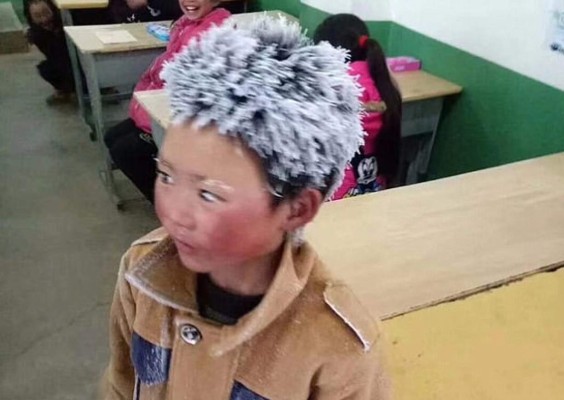 Un niño chino que se 'congeló' por llegar a la escuela conmueve al mundo  
