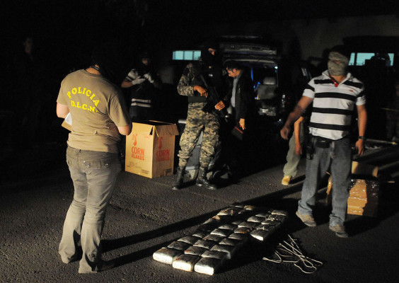 En prisión capturados con más de 1 millón de dólares ocultos en carros