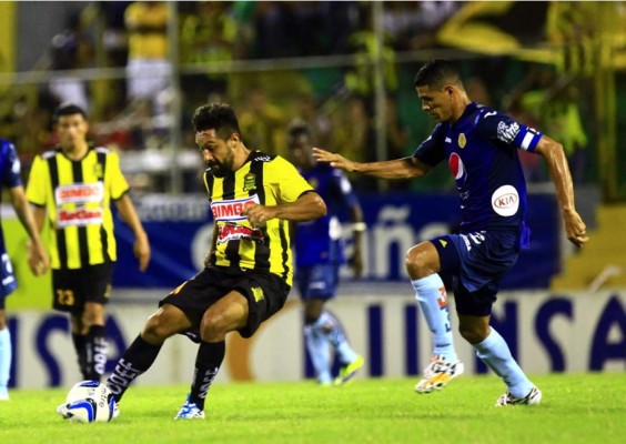 Real España le pasó por encima al Motagua y le arrebató el liderato