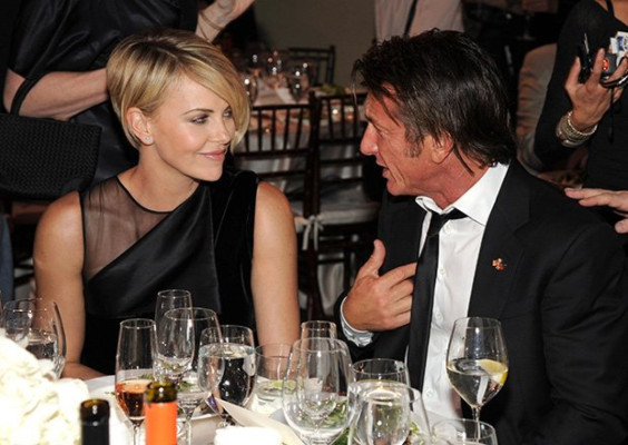 Sean Penn y Charlize Theron, muy románticos 