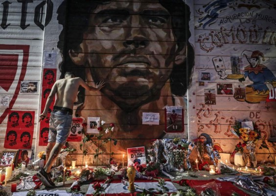 View of an improvised altar set up by Fans of Argentinos Juniors' football team, where Argentinian football legend Diego Maradona used to play, outside Argentinos Juniors' Diego Armando Maradona Stadium in La Paternal neighbourhood, Buenos Aires, on November 25, 2020, on the day of his death. (Photo by ALEJANDRO PAGNI / AFP)