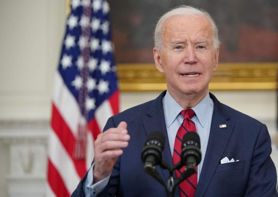 Biden pide prohibir las armas de asalto en EEUU tras masacre en Colorado