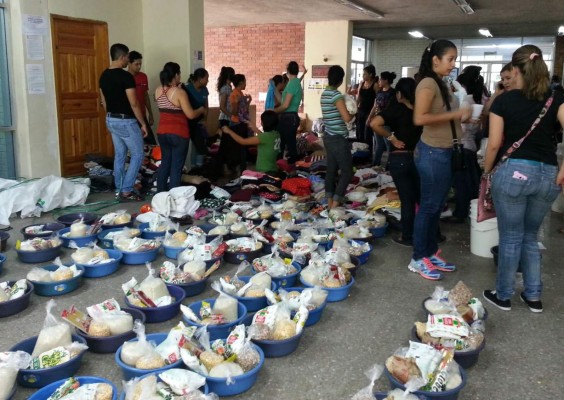 Un toque navideño en su centro dieron universitarios
