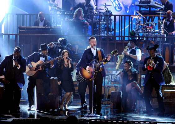 Taylor Swift, JLo y Justin Timberlake brillan en los American Music Awards