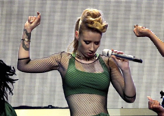 Iggy Azalea se operó el busto