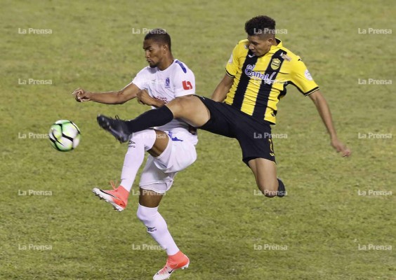 Bengtson y Montes en la disputa de la pelota.