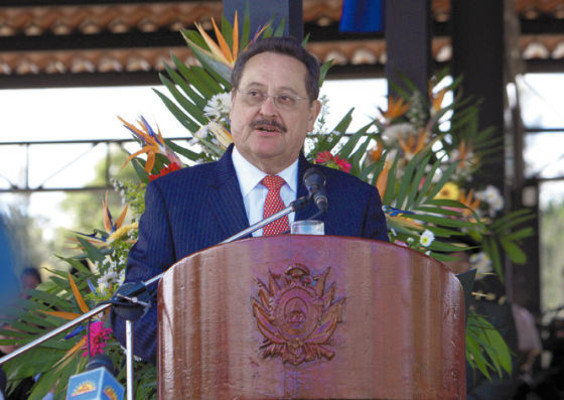 Honduras: Mel destituye al comandante de las FFAA