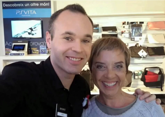 Video: Iniesta, dependiente por un día en Sony Store Barcelona