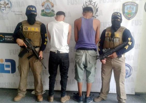 Capturan a dos menores en La Pradera por cobro de extorsión