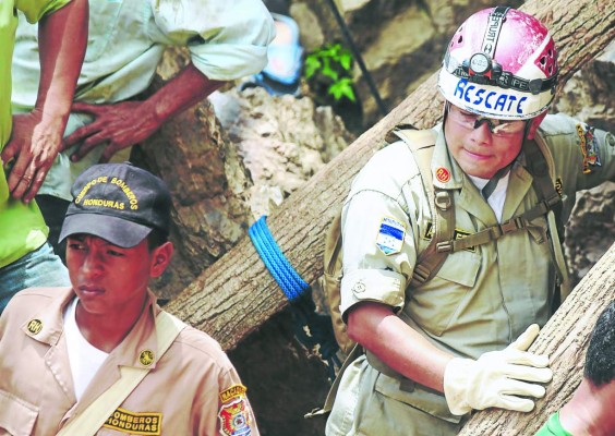 Cuerpos de rescate abandonan mina de San Juan Arriba