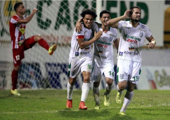 Platense ganó, gustó y goleó en otra gran noche de 'Rambo' de León