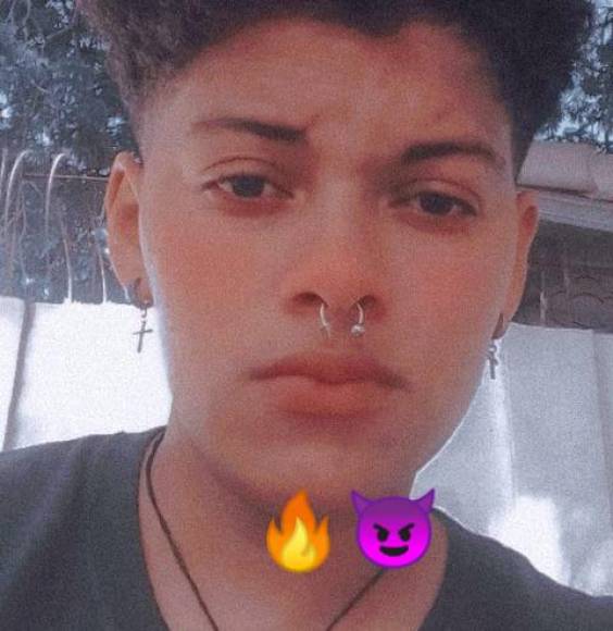 La joven sampedrana, residente en la colonia La Pradera, usaba cabello corto y un piercing en su nariz. Esta fue la primera fotografía que circuló después de su muerte, la cual Keren Esther subió a su perfil de Facebook en diciembre de 2021.