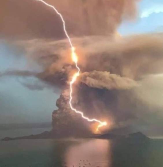 Del total de evacuados, unos 2,000 residen en la pequeña isla dentro del lago Taal que conforma el propio volcán, en las laderas del mismo.<br/><br/>Al comenzar a expulsar lava, la erupción ha pasado a ser de carácter magmático y hay riesgo de que se produzca un tsumani volcánico, ya que el Taal -uno de los volcanes más pequeños del mundo- se ubica dentro de un lago, explicó hoy el Instituto de Vulcanología y Sismología de Filipinas (Phivolcs).<br/>