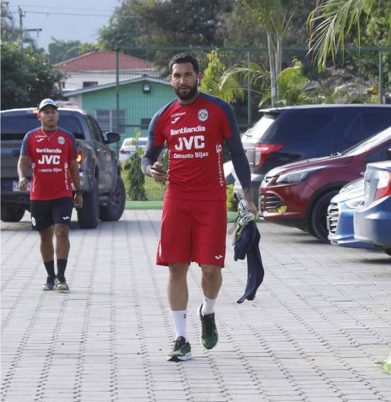 El portero panameño César Samudio llegando a la sede del Marathón para el último entrenamiento antes del juego contra el Motagua.