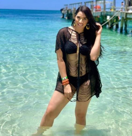 Carolina Lanza<br/><br/>La bella presentadora de HCH disfrutó en las claras aguas de Roatán, Islas de la Bahía.