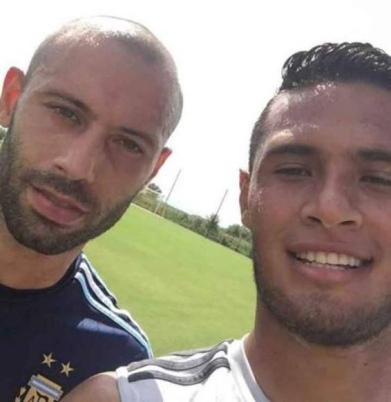 El argentino Javier Mascherano con el volante catracho Alex López.