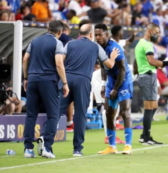 Romell Quioto le hizo saber al entrenador Fabián Coito sobre la molestia que sintió tras el golazo.