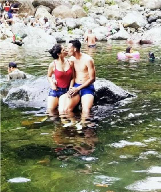 Ángel Tejeda, delantero del Real España, ha pasado estos días de verano con su novia Andrea Núñez.